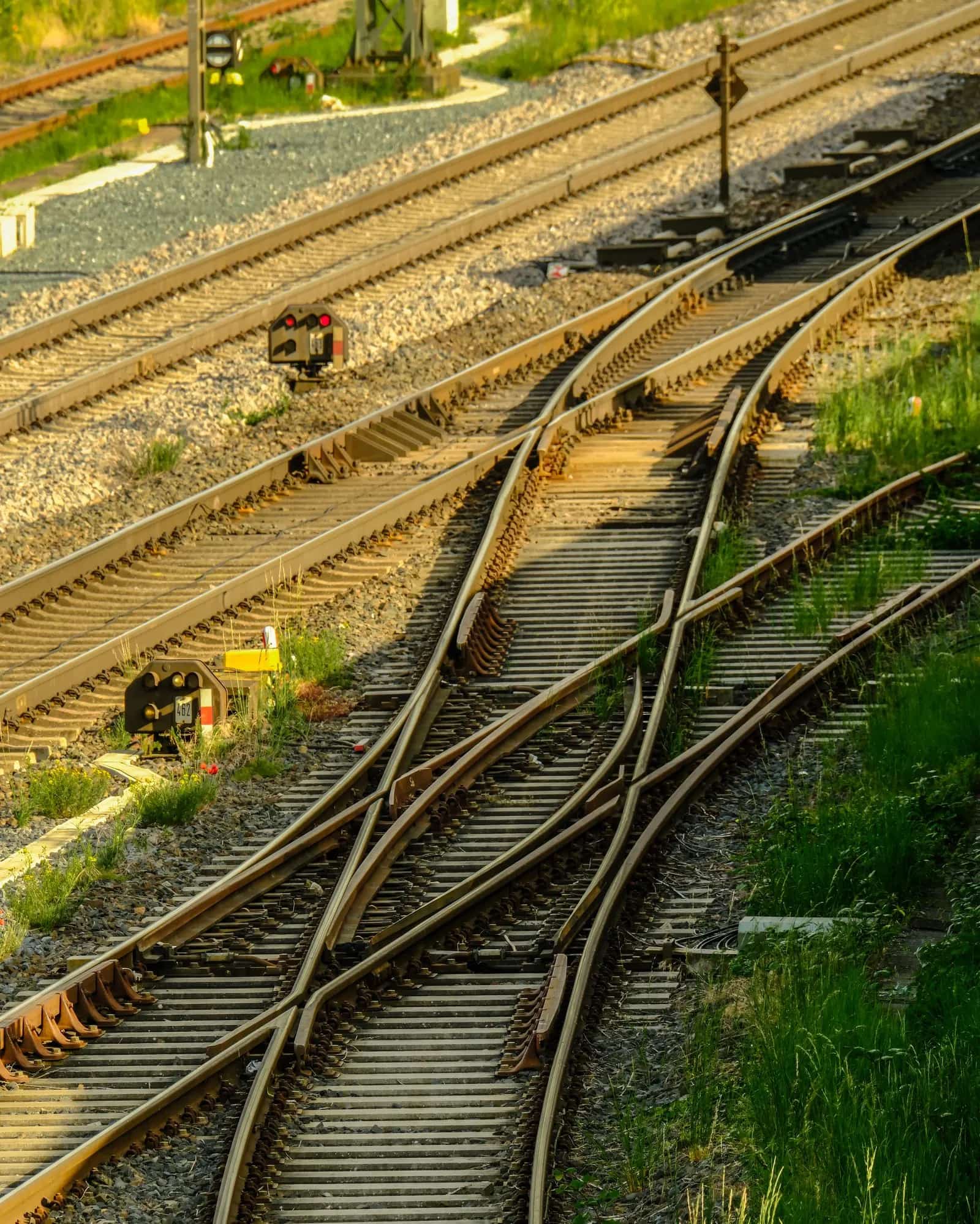 Weichenfeld mit mehreren Gleisen, Weichenverbindungen und Signalen im Abendlicht