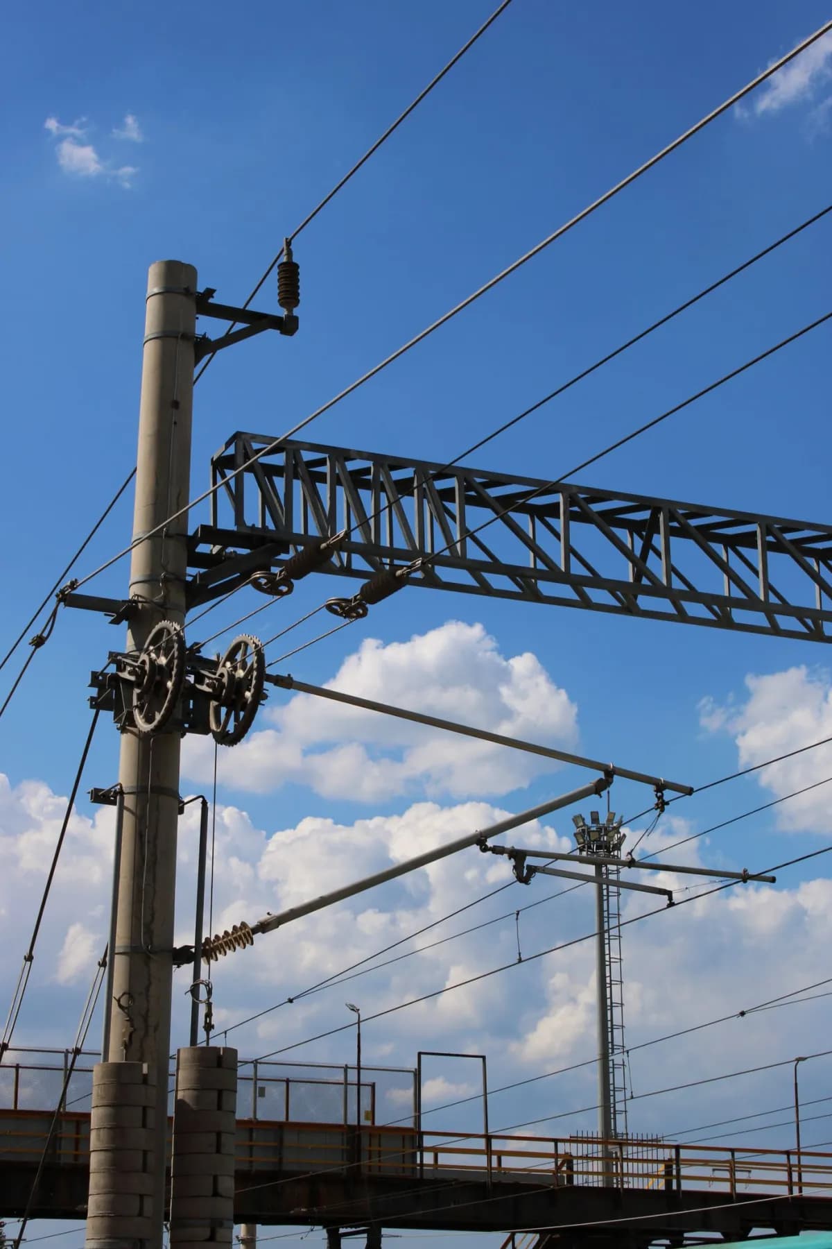 Oberleitungs-Fahrleitungsanlage einer elektrifizierten Bahnstrecke