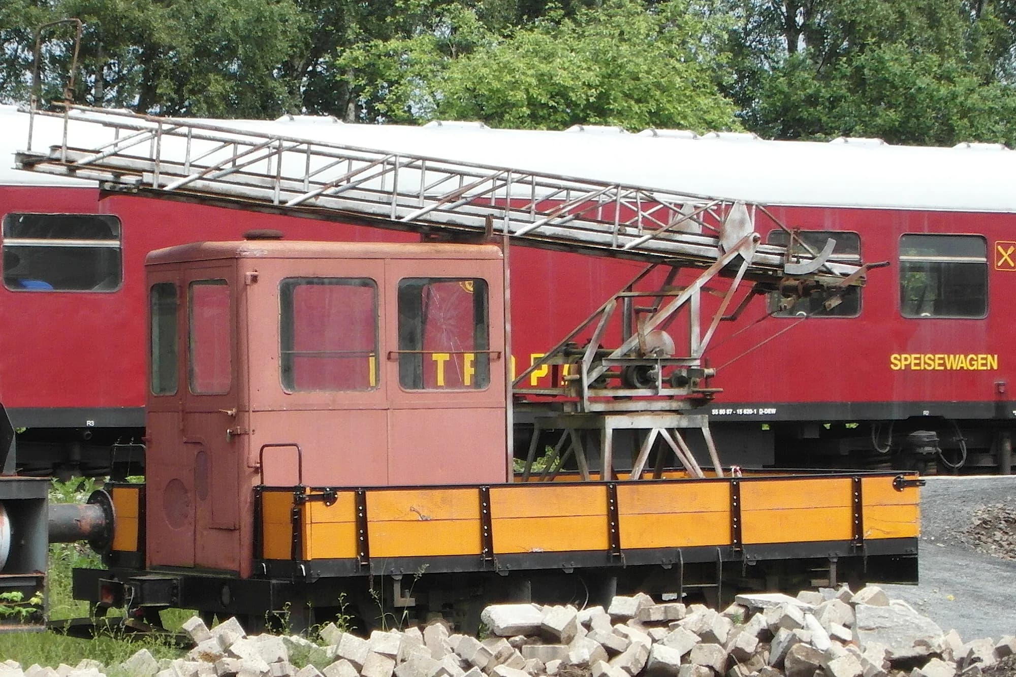 Schwerkleinwagen (SKL) mit Ladefläche und Arbeitsaufbau auf der Schiene