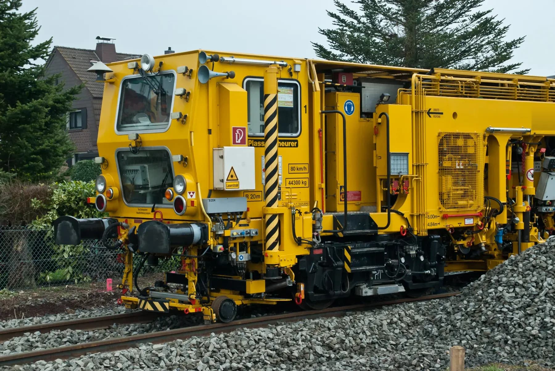 Gleisstopfmaschine (Plasser & Theurer) auf dem Gleis im Oberbau