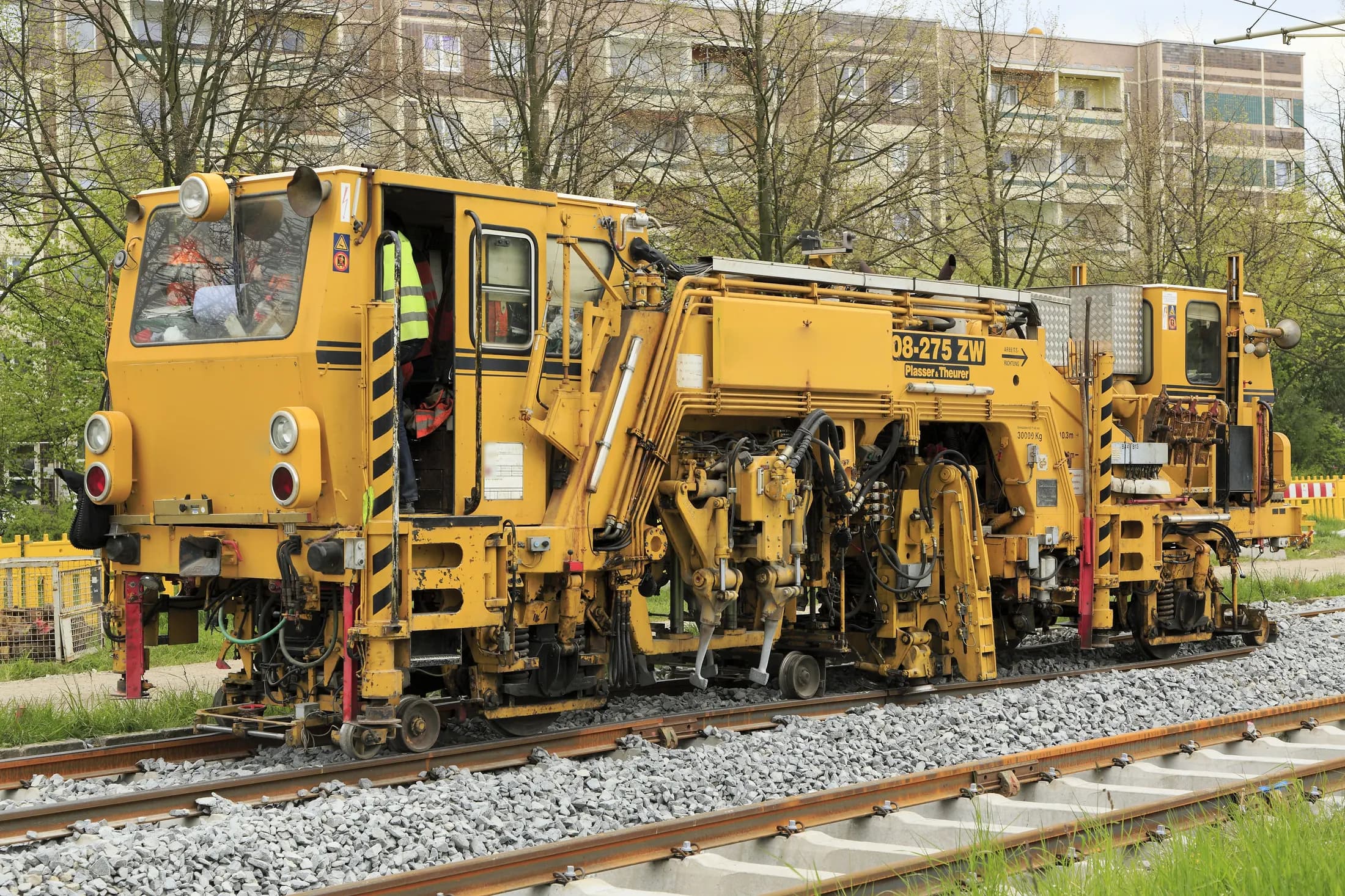 Gleisstopfmaschine beim Stopfen der Gleislage im Oberbau