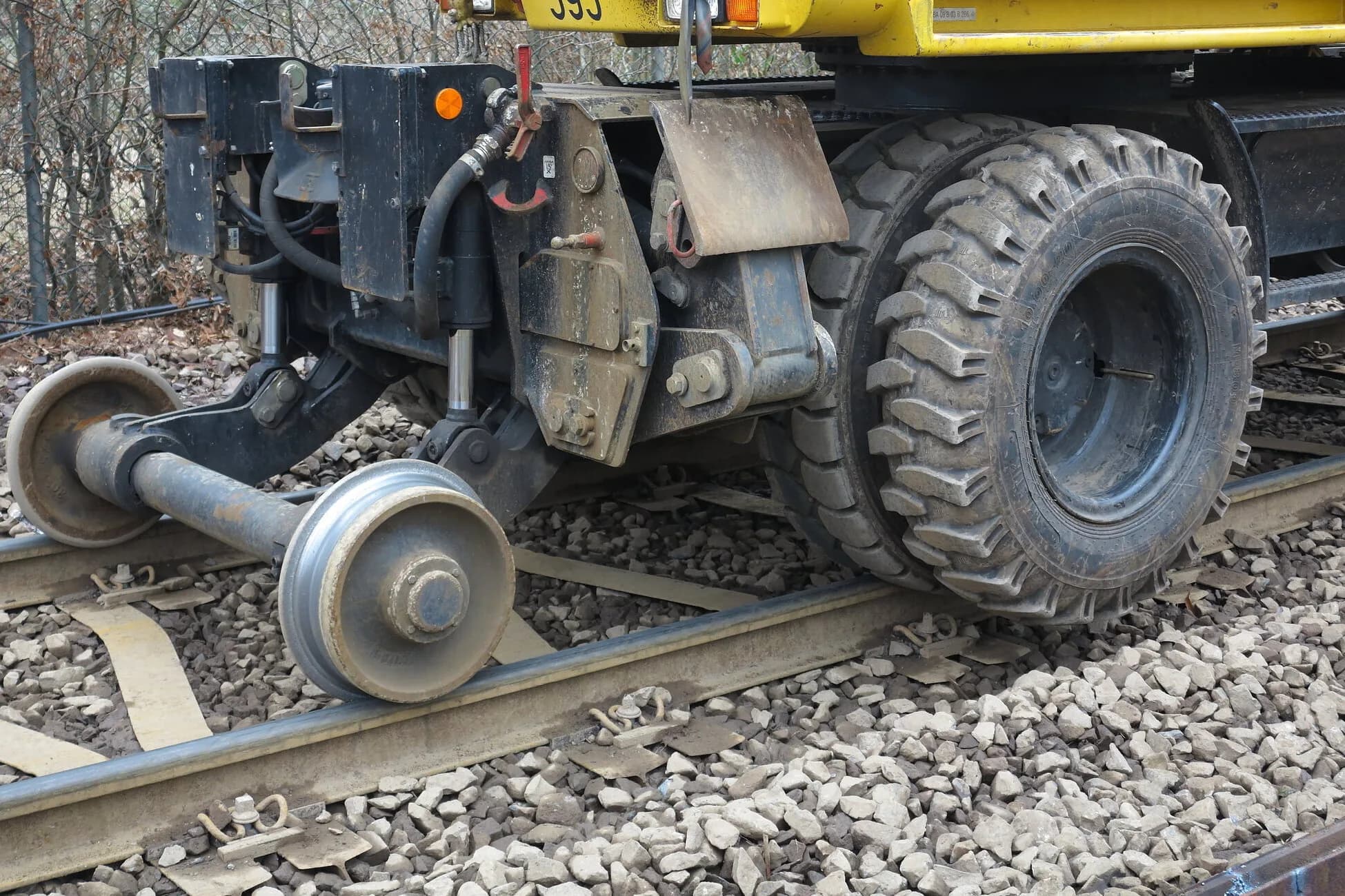 Zweiwege-Schienenfahrwerk einer Gleisbaumaschine in Nahaufnahme