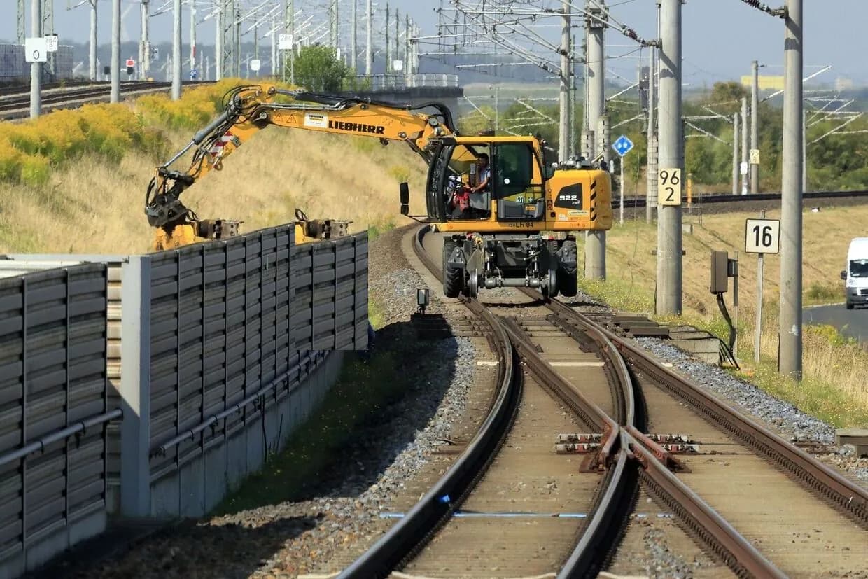 Zweiwege-Bagger (Liebherr 922 rail) im Gleiseinsatz auf gebogener Strecke